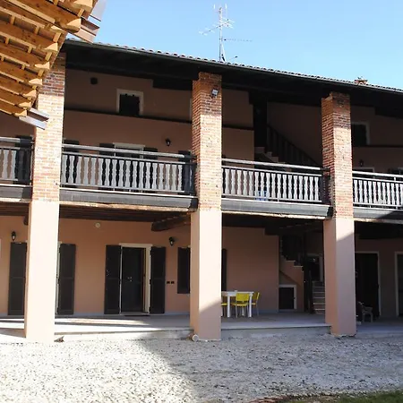 Old Farm Apartmanhotel Vaprio dʼAgogna